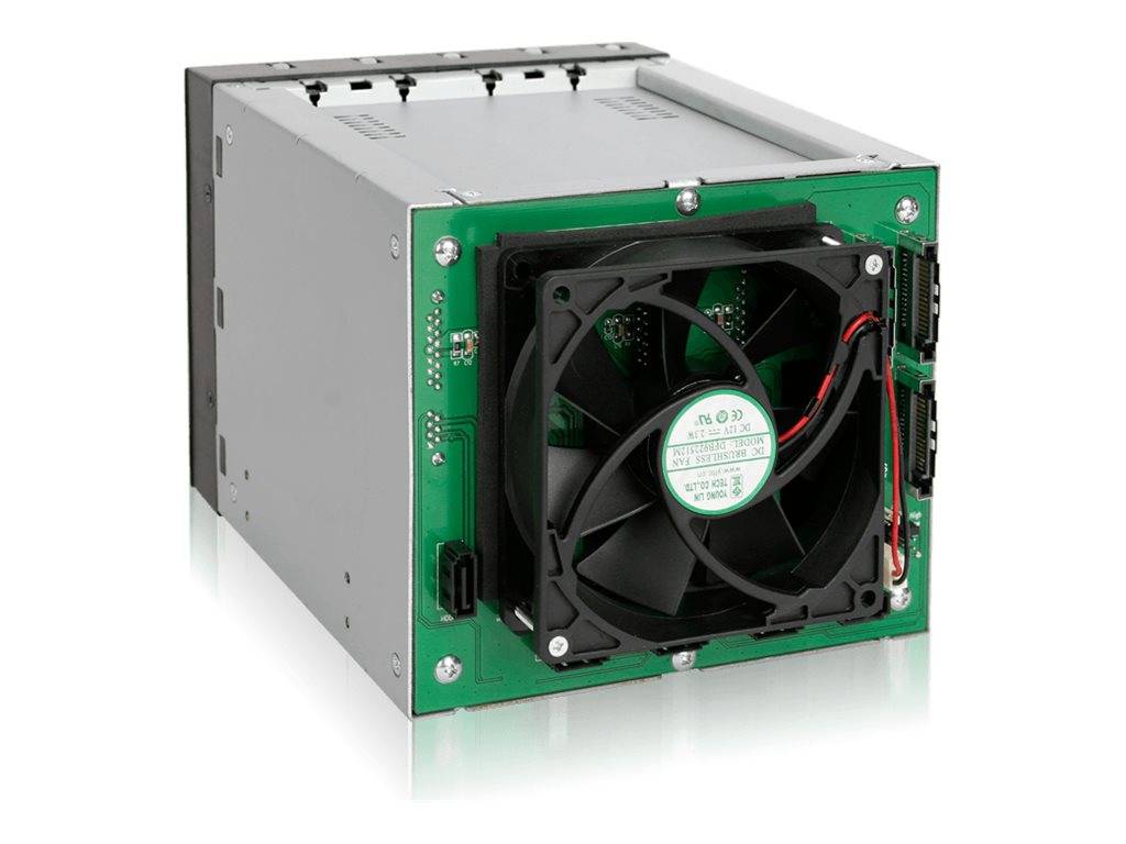 Ein metallisches elektronisches Gehäuse mit einem vorne montierten Kühlventilator und einer Leiterplatte, dargestellt in Dreiviertelperspektive auf weißem Hintergrund.