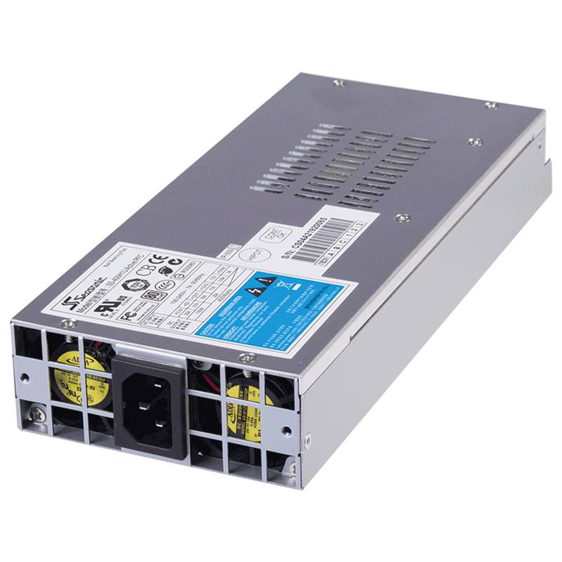 Metallisches Computer-Stromversorgungsgerät mit Lüftungsöffnungen, AC-Stromeingang und Warnungsetiketten auf weißem Hintergrund.