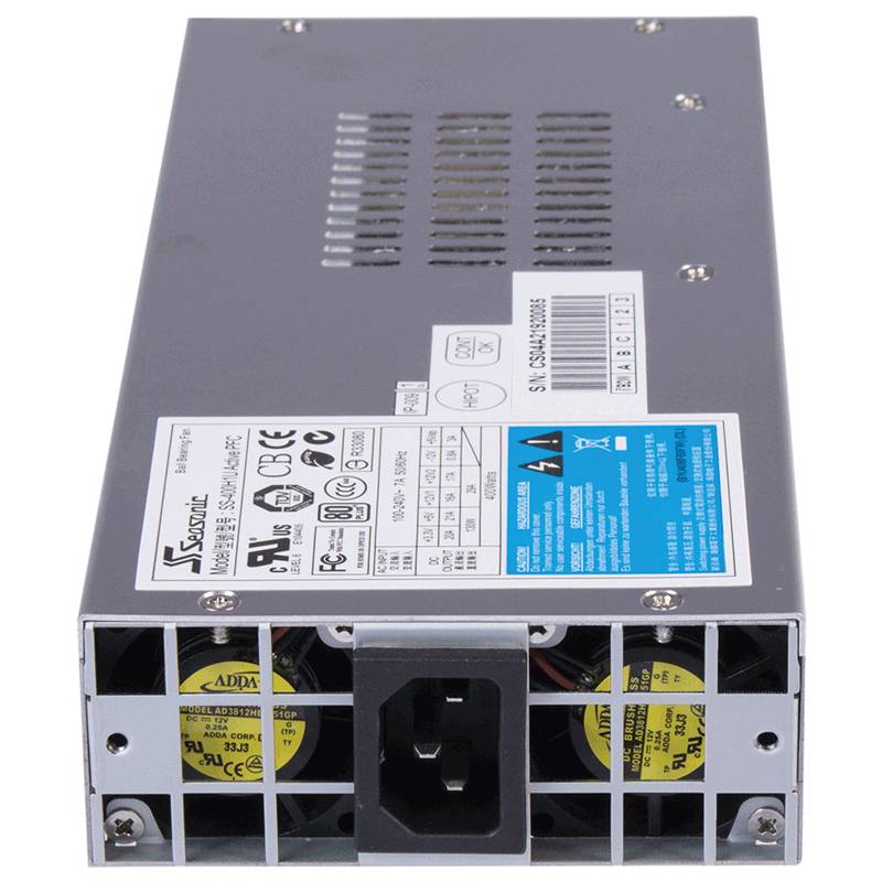 Rückansicht einer Server-Stromversorgungseinheit mit Kühlungsöffnungen, Stromeingang und Produktetiketten.