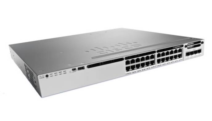 Silberner Rack-Netzwerk-Switch oder Router in Schrägansicht, mit mehreren Ethernet-Anschlüssen und Statusleuchten auf der Frontplatte.