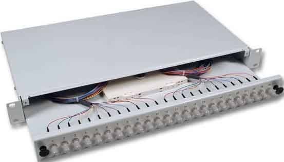 Ein Netzwerk-Patchpanel mit mehreren Anschlüssen und angeschlossenen Kabeln, verwendet zur Organisation und Verwaltung von Ethernet-Verbindungen in einem Rechenzentrum.