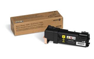 Gelbe Tonerkartusche vor einer Xerox Phaser 6500/WorkCentre 6505 Verpackung