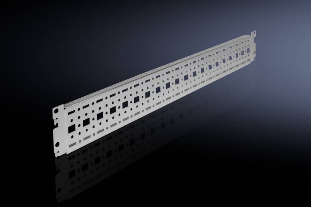 Ein langer, schmaler Metallpaneel mit einer Reihe von ausgeschnittenen Quadraten und Schlitzen, höchstwahrscheinlich eine Komponente für eine elektronische oder mechanische Baugruppe.