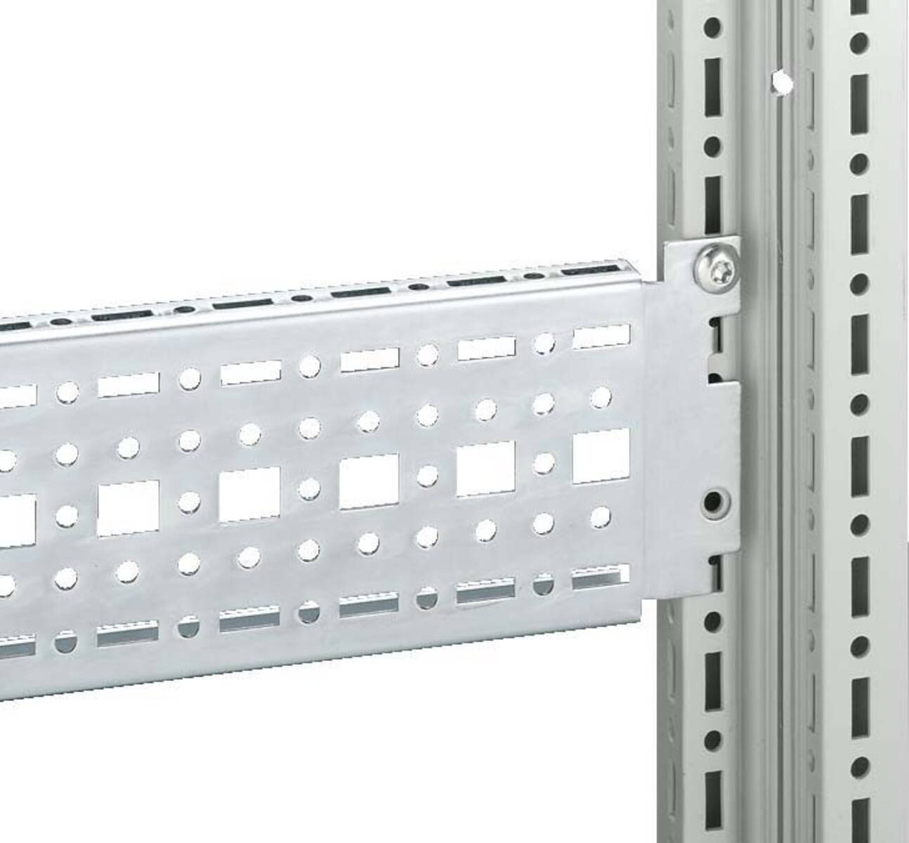 Ein Nahaufnahmebild von einem Metallstreifen mit perforierten Löchern, der vertikal an einem Metallrahmen befestigt ist, vermutlich Teil eines Regals oder Lagersystems.