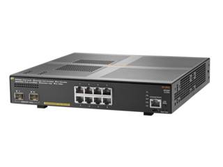 Rack-Montage-Netzwerk-Switch mit mehreren Ethernet-Anschlüssen auf der Frontplatte, gezeigt auf weißem Hintergrund.