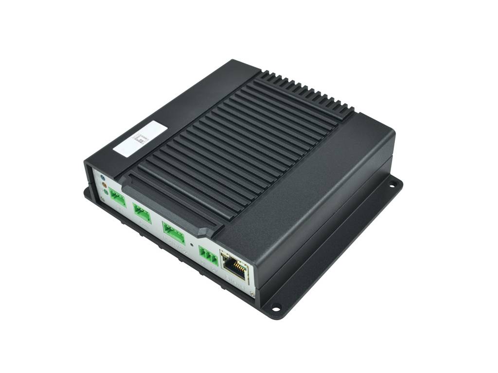 Schwarzes Industrienetzwerkgerät mit mehreren Ethernet-Anschlüssen und Befestigungslaschen, dargestellt vor weißem Hintergrund.