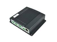 Schwarzer industrieller Ethernet-Router oder Netzwerk-Modem mit mehreren Anschlüssen auf der Frontplatte.