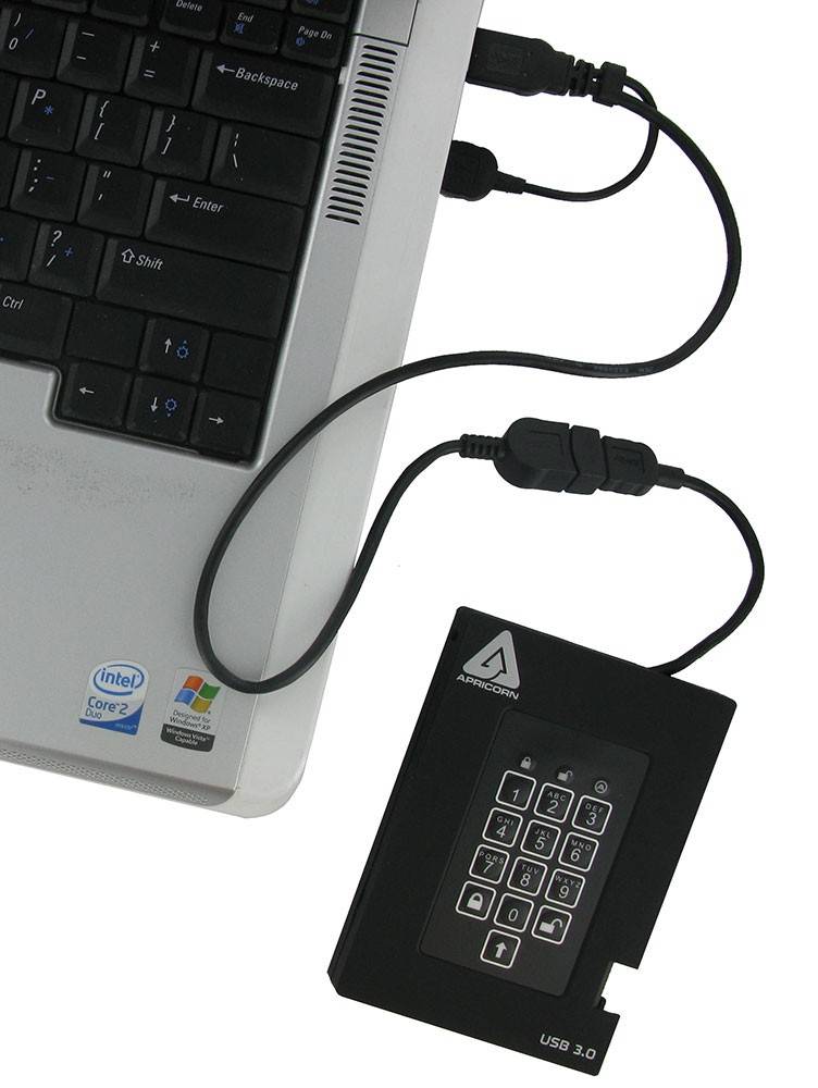 Laptop, das über ein USB-Kabel mit einem schwarzen USB-3.0-Ziffernblock auf weißem Hintergrund verbunden ist.