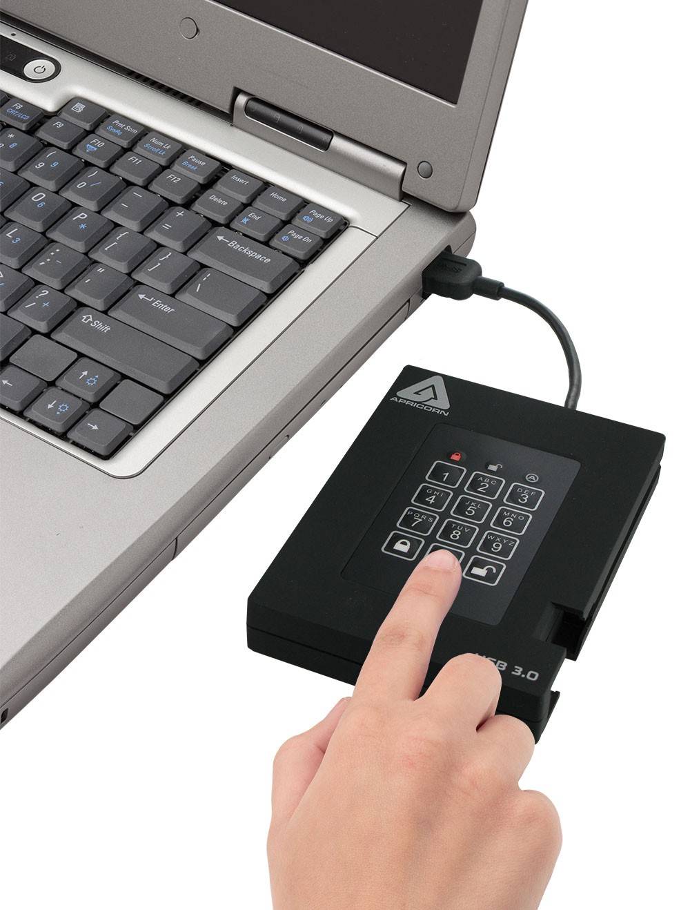 Finger drückt auf ein PIN-Pad, das mit einem Laptop verbunden ist, und zeigt sichere Zwei-Faktor-Anmeldung oder verschlüsselten Zugriff.
