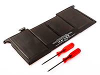 Eine flache, schwarze Laptop-Batterie wird neben zwei roten Schraubendrehern auf weißem Hintergrund gezeigt und deutet auf eine Computerreparatur-Einrichtung hin.