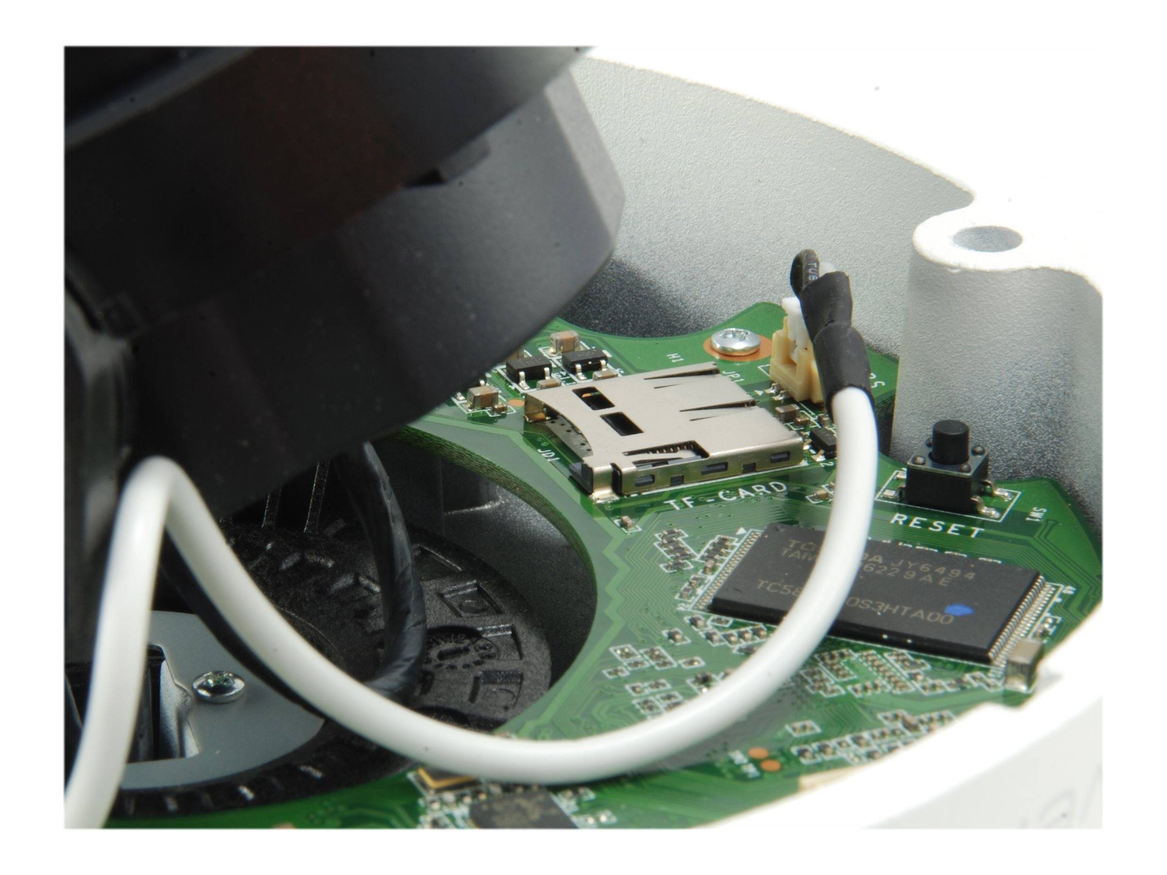 Nahaufnahme einer internen Leiterplatte eines Geräts mit einem microSD-Kartensteckplatz, Reset-Taste und verbundenen Drähten in einem weißen Gehäuse.