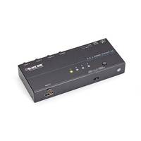 Schwarze elektronische AV-Schalterbox mit mehreren vorderen Anzeigelampen und Eingabeanschlüssen auf weißem Hintergrund.