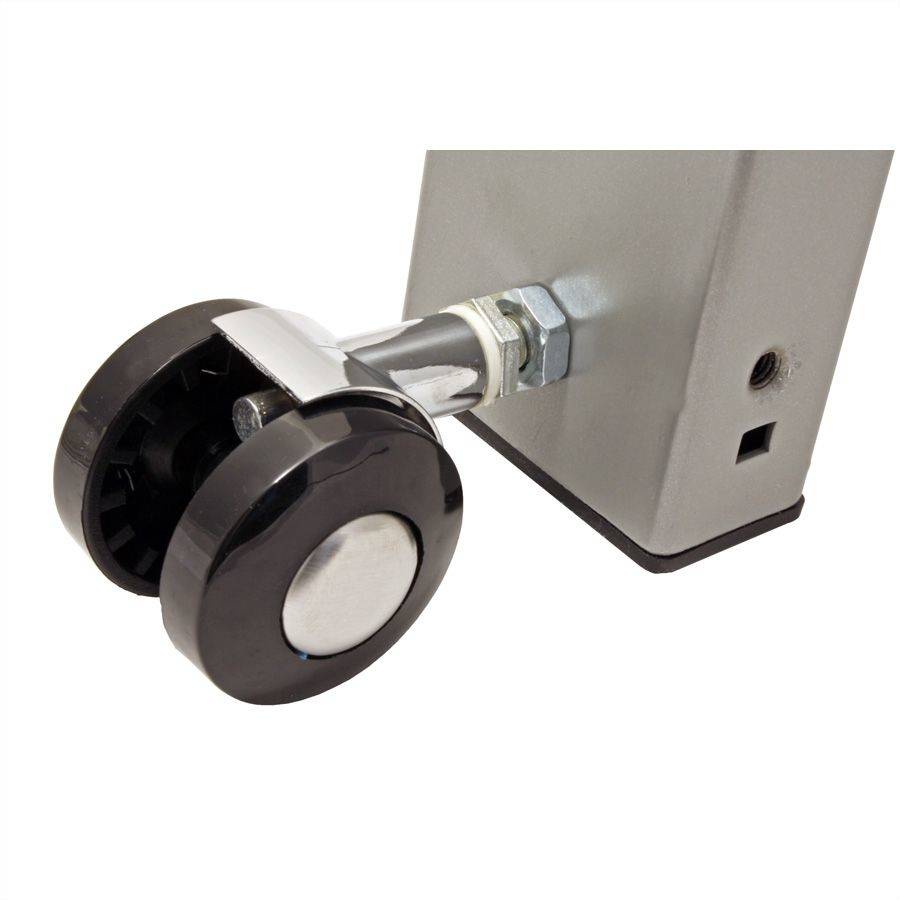 Nahaufnahme eines kleinen schwarzen Laufrads, das an einer Metallhalterung auf einer grauen rechteckigen Basis befestigt ist, vor weißem Hintergrund dargestellt.