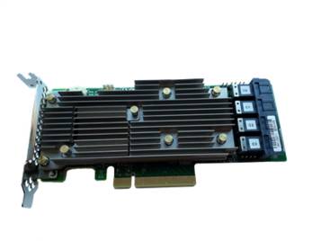 Eine PCIe-Erweiterungskarte mit einem großen schwarzen Kühlkörper und drei gestapelten blauen Anschlüssen auf der rechten Seite.