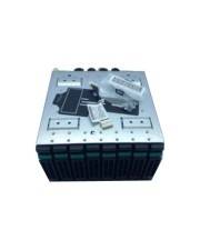 Kompaktes elektronisches Gerät mit Anschlüssen oben und gerippten schwarzen Seiten, abgebildet vor einem einfachen weißen Hintergrund.