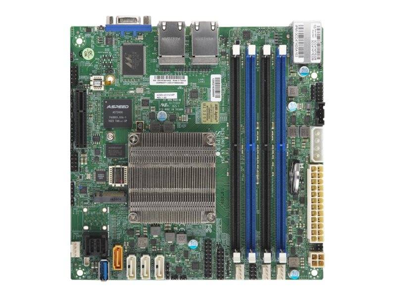Computerplatine mit Kühlkörper, vier RAM-Steckplätze, duale Ethernet-Anschlüsse, Erweiterungssteckplätze und Stromsteckverbinder auf einer grünen Leiterplatte.
