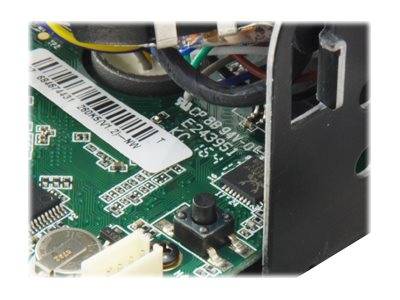 Nahaufnahme einer Computerplatine mit Barcodes-Etikett, kleinem Knopf, Verdrahtung und Metallhalterung in einem Gerät.