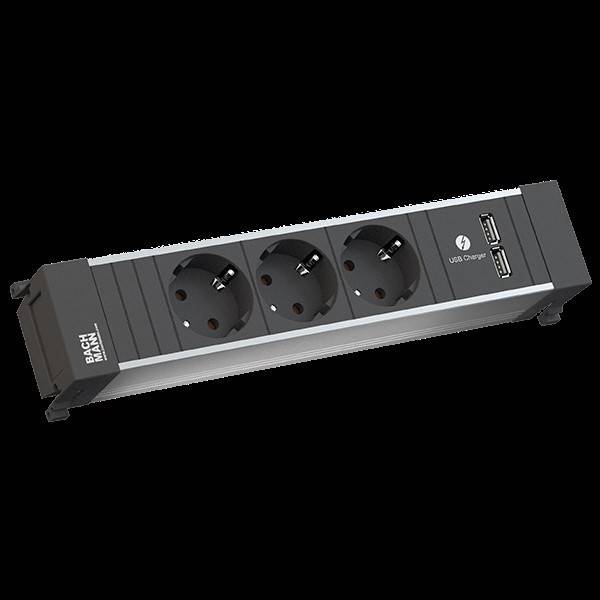 Ein schwarzes Mehrfachsteckdosenleiste mit drei europäischen Steckdosen und zwei USB-Ladeanschlüssen, schräg positioniert, um die Anschlüsse deutlich zu zeigen.