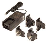 Schwarzer AC-Stromadapter mit Kabel und vier austauschbaren Steckern für internationale Steckdosen.