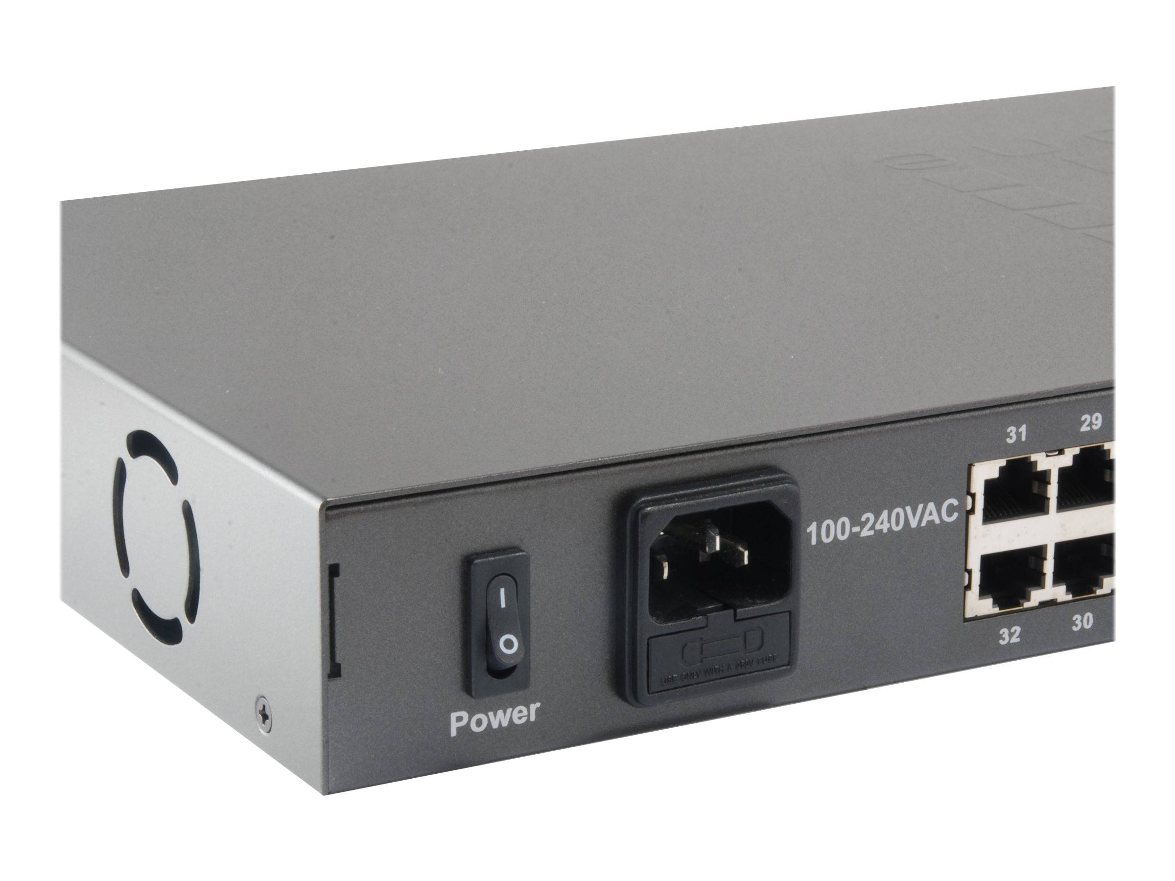 Nahaufnahme einer Netzwerkschalt- oder Routerfrontplatte mit Netzschalter, AC-Stromeingang und nummerierten Ethernet-Anschlüssen.
