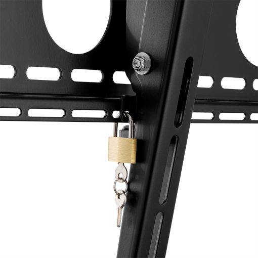 Nahaufnahme einer Metall-Wandhalterung für Fernseher mit einem Vorhängeschloss, das den verstellbaren Arm sichert.
