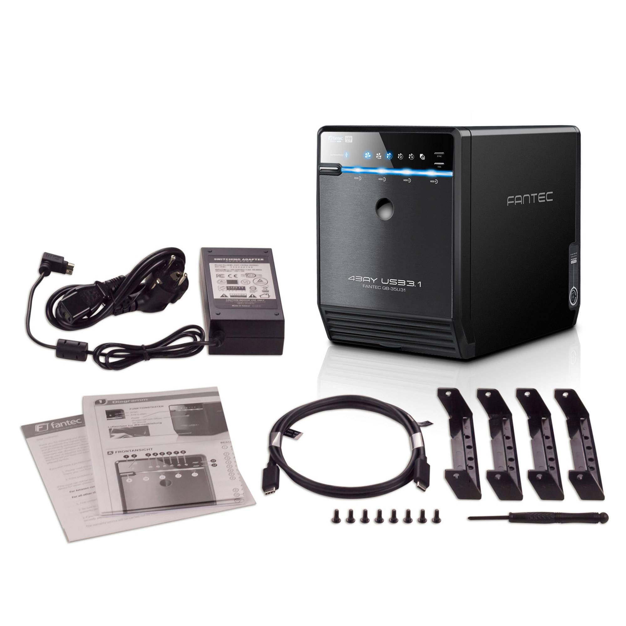 Fantech PC-Gehäuse-Kit mit externem Netzteil, USB-Kabel, Handbüchern, Schrauben, Kabel und vier Montageklammern auf weißem Hintergrund.