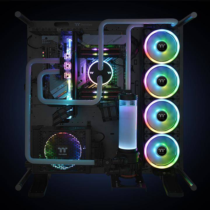 Benutzerdefiniertes PC-Gehäuse-Inneres mit weißen Flüssigkeitskühlungsschläuchen und fünf RGB-beleuchteten Lüftern, einschließlich eines vertikalen zylindrischen Reservoirs und beleuchteter Komponenten.