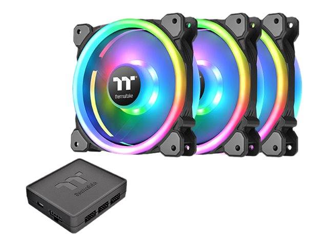 Drei RGB-LED-PC-Kühlventilatoren und ein Thermaltake-Controller-Hub auf weißem Hintergrund dargestellt.