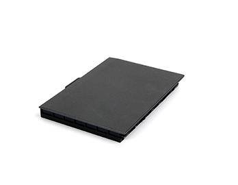 Schwarze rechteckige elektronische Batterie auf weißem Hintergrund.