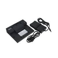 Schwarze Laptop-Dockingstation mit angeschlossenem Netzteil und Kabeln auf weißem Hintergrund.