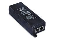 Schwarzes rechteckiges Strominjektionsgerät mit Ethernet-ähnlichen Anschlüssen, isoliert auf weißem Hintergrund dargestellt.