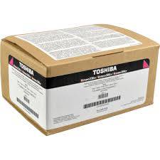 Eine versiegelte Toshiba-Kartonversandbox mit einem weißen Produktetikett und schwarzem Branding auf einem schlichten weißen Hintergrund.