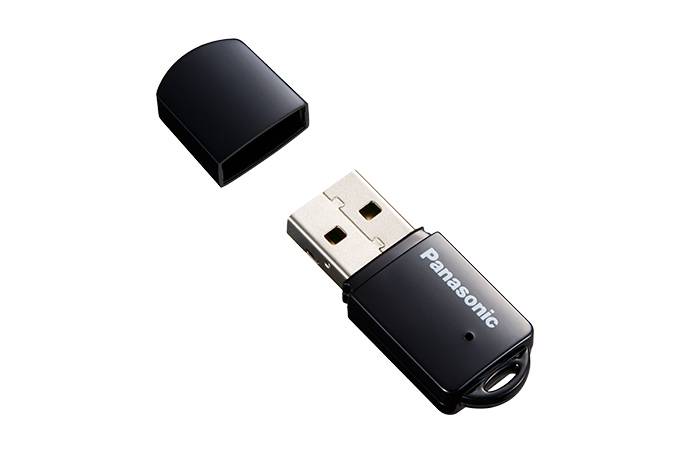 Schwarzes Panasonic-USB-Laufwerk mit abnehmbarer Kappe auf weißem Hintergrund.