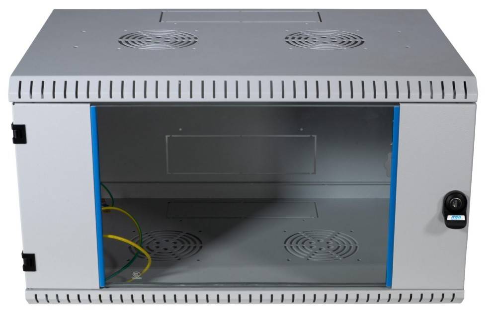 Ein grauer Serverrack-Gehäuse mit blauen Akzenten, ausgestattet mit Belüftungslöchern und Kabelverwaltungsvorrichtungen. Das Innere ist leer.