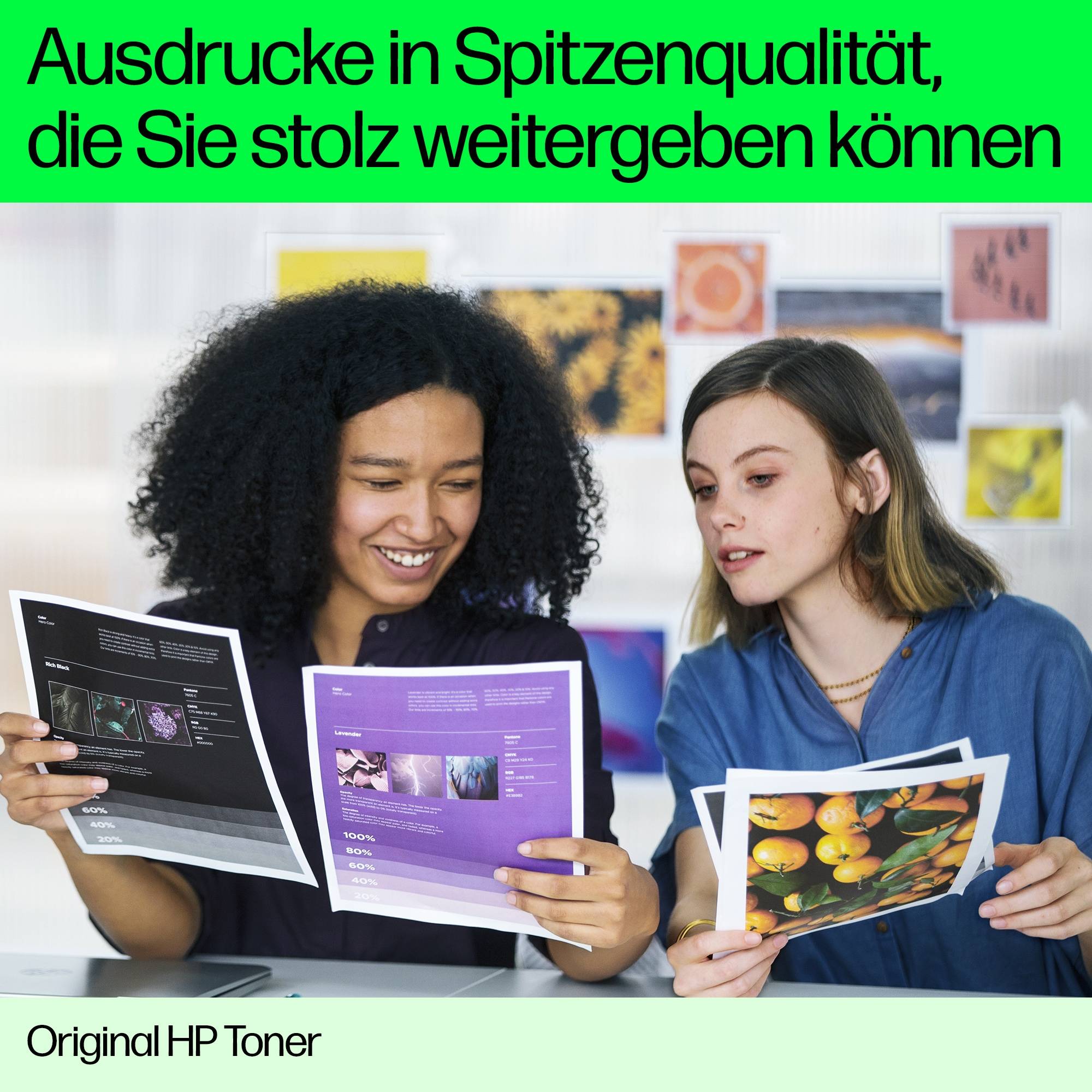 Zwei Frauen vergleichen gedruckte Farbdokumente in einem Büro; der Anzeigentext sagt „Ausdrucke in Spitzenqualität, die Sie stolz weitergeben können