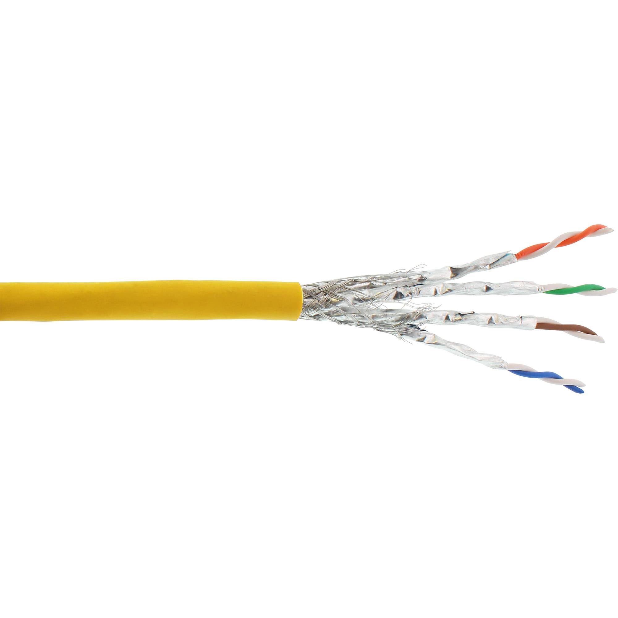 Gelbes Ethernet-Kabel mit freigelegten verdrillten Kupferdrähten und farbigen Leitern auf weißem Hintergrund.