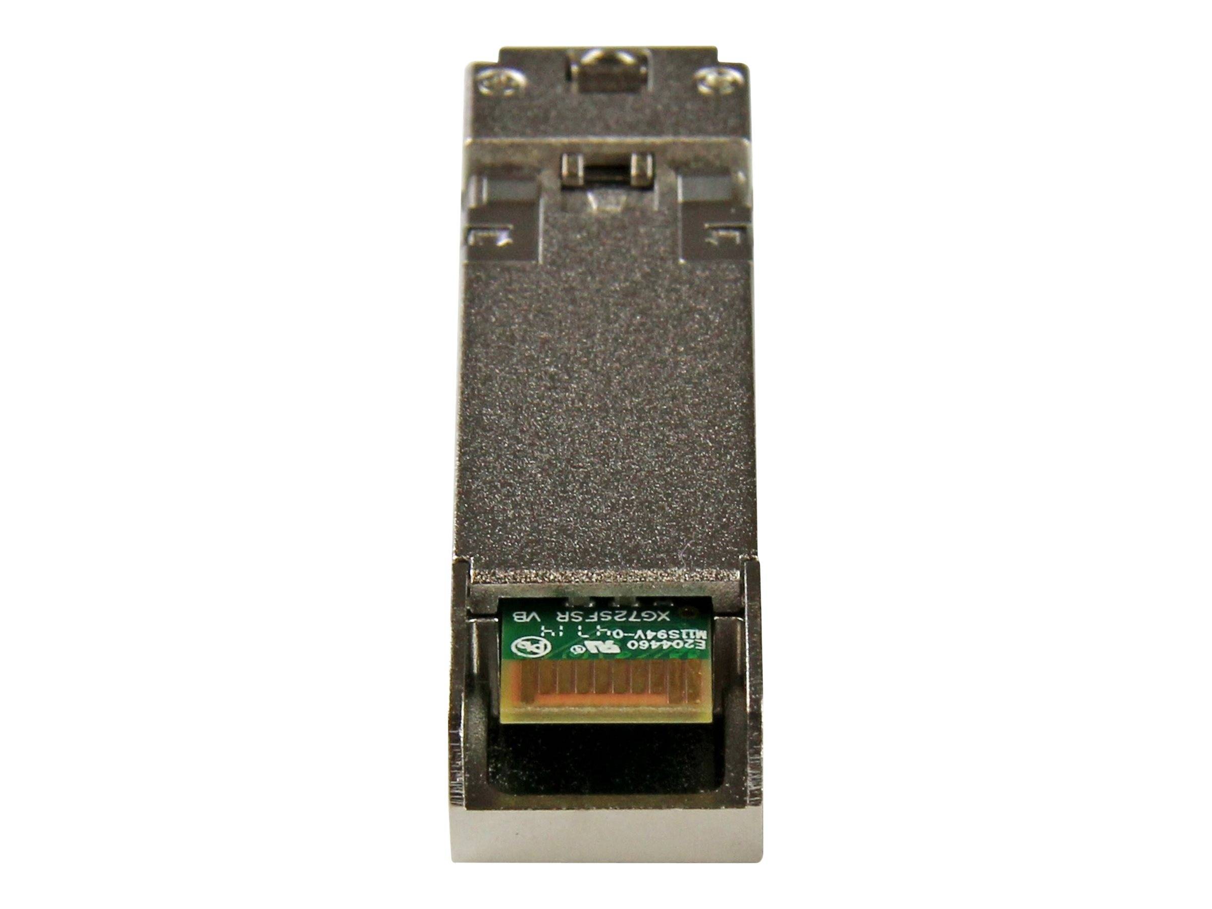 Ein kleines SFP-Transceiver-Modul aufrecht auf weißem Hintergrund dargestellt.