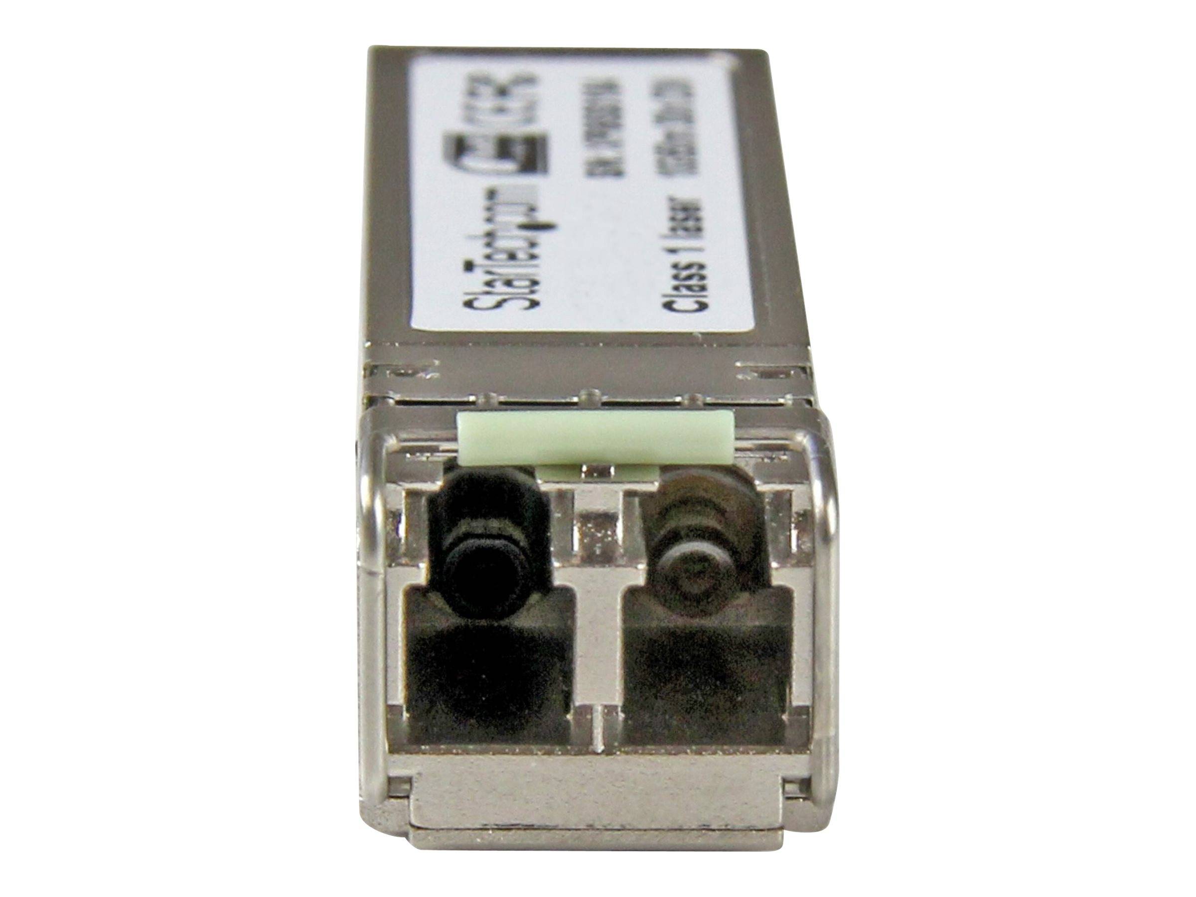 Nahaufnahme eines Glasfaser-Transceiver-Moduls mit zwei optischen Anschlüssen, gekennzeichnet als SFP+ und Laser der Klasse 1.