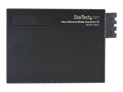 Black StarTech.com Glasfaser-Ethernet-Medienkonverter, Modell MCM110SC2, von vorne gezeigt mit Steckverbindern, die auf der rechten Seite hervorstehen.