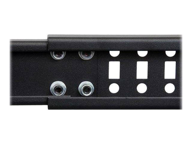 Schwarze Metallhalterung oder Schiene mit vier Schrauchlöchern und drei Reihen von Ausschnittschlitzen auf weißem Hintergrund