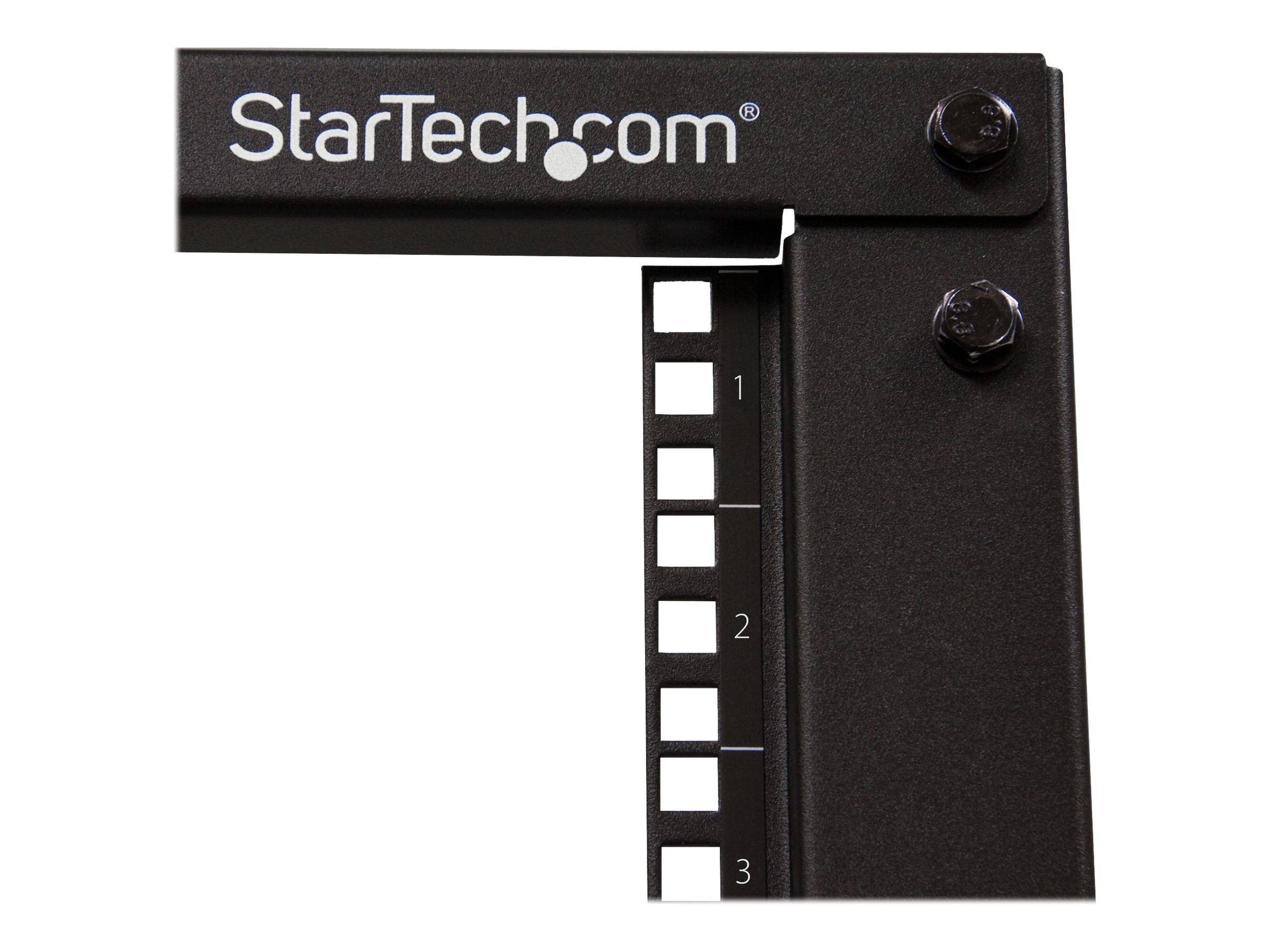 Nahaufnahme einer schwarzen StarTech.com-Metallhalterung mit nummerierten Ausrichtungssteckplätzen und zwei sichtbaren Bolzen, dargestellt vor weißem Hintergrund.