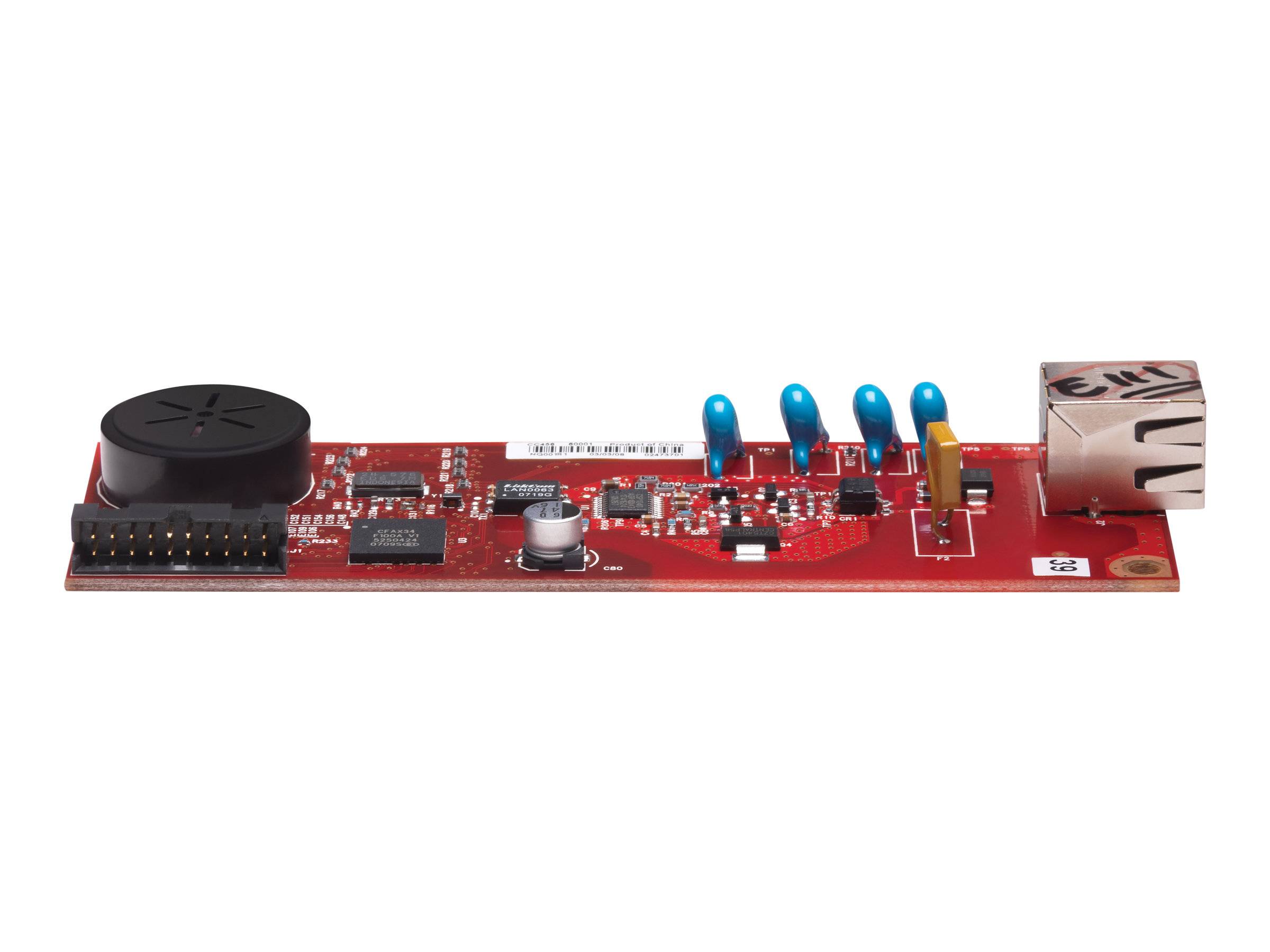 Rote elektronische Leiterplatte mit einem Buzzer auf der linken Seite, mehreren blauen Komponenten in der Mitte und einem Ethernet-Anschluss auf der rechten Seite, auf weißem Hintergrund dargestellt.
