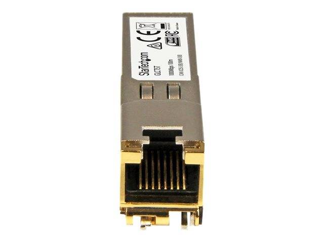 Nahaufnahme eines kleinen SFP-Netzwerk-Transceiver-Moduls mit einem RJ45-Ethernet-Anschluss auf weißem Hintergrund.