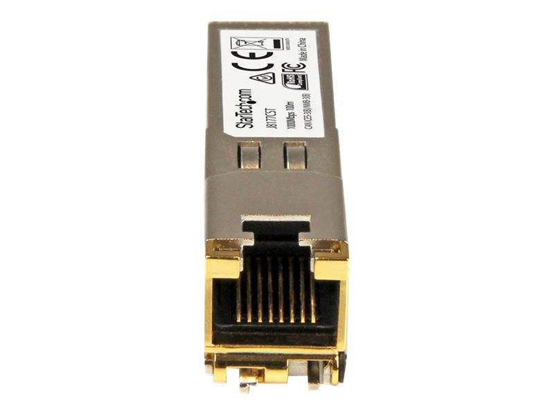 Nahaufnahme eines vergoldeten SFP-Netzwerk-Transceiver-Moduls mit einem RJ45-Ethernet-Anschluss, dargestellt auf weißem Hintergrund.
