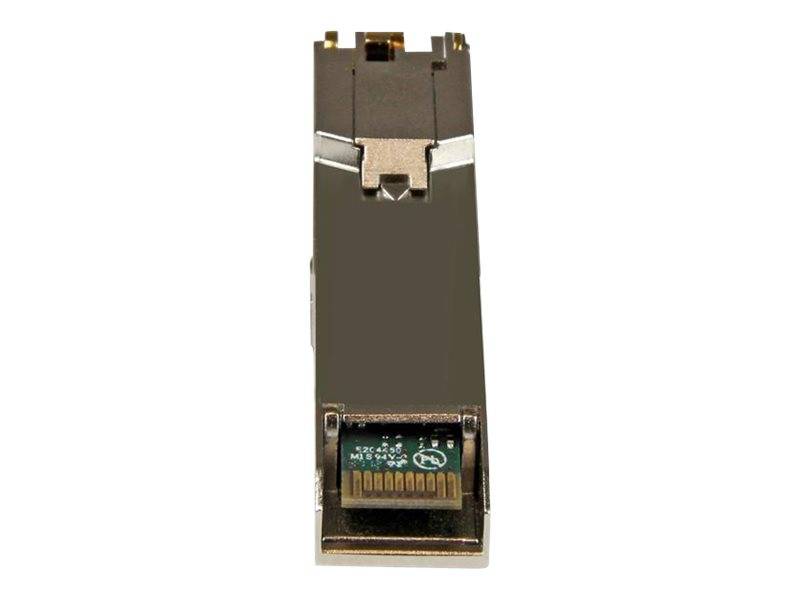 Nahaufnahme eines kleinen metallenen Computer-Netzwerkadapters oder Verbindungsmoduls mit einem sichtbaren Anschluss an der Unterseite.