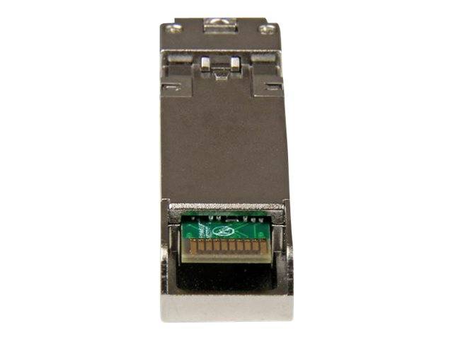 Nahaufnahme eines SFP-Netzwerk-Transceiver-Moduls mit Metallgehäuse und freiliegendem Stecker.