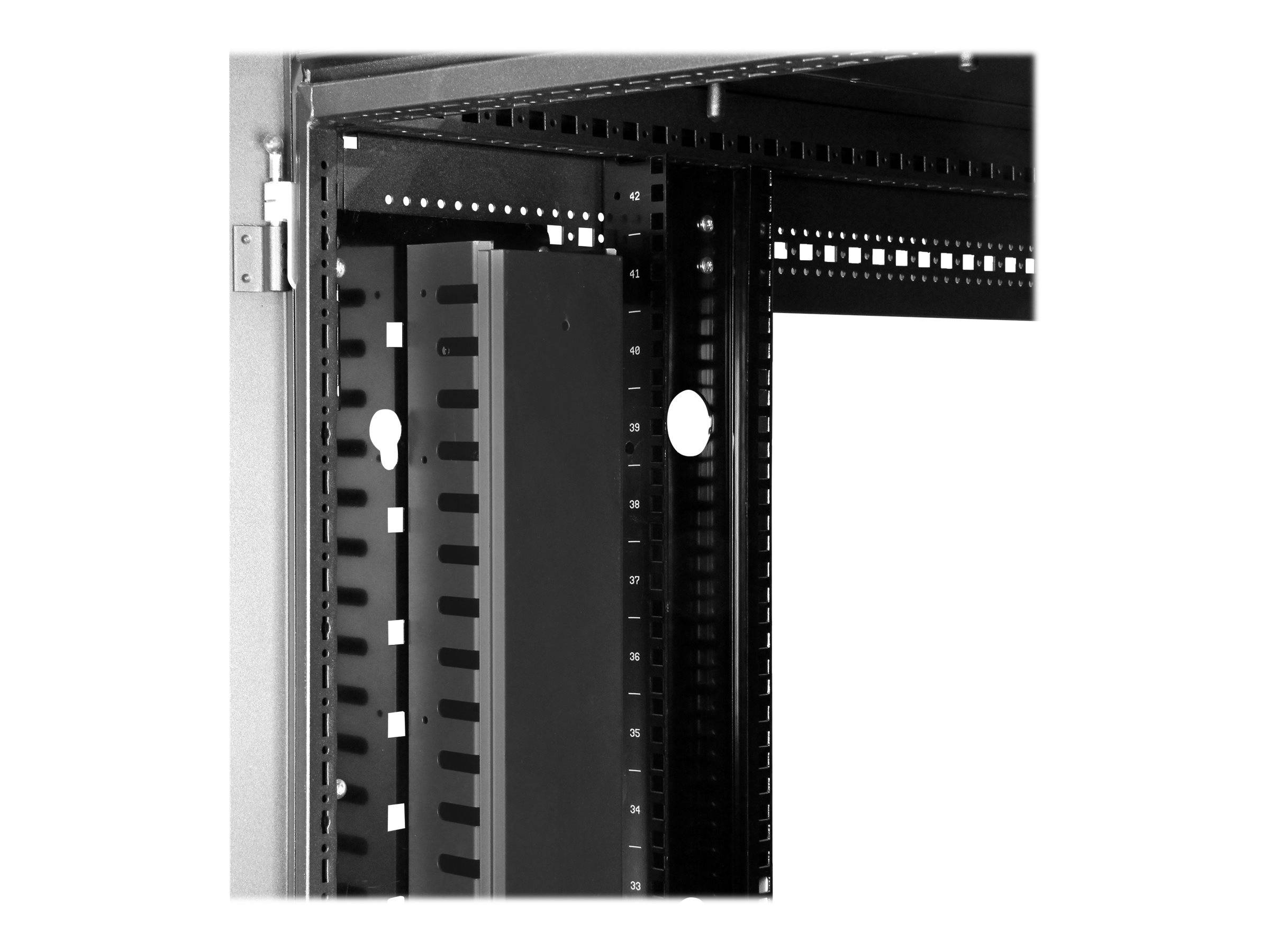 Offener schwarz lackierter Server-/Netzwerk-Schrankkasten mit perforierten Schienen und Befestigungspfosten, teilweise geöffnet vor weißem Hintergrund dargestellt.