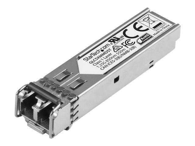 Ein Metalloptiktransceiver-Modul mit Frontanschluss und gedruckten Compliance-Etiketten, gezeigt vor weißem Hintergrund.
