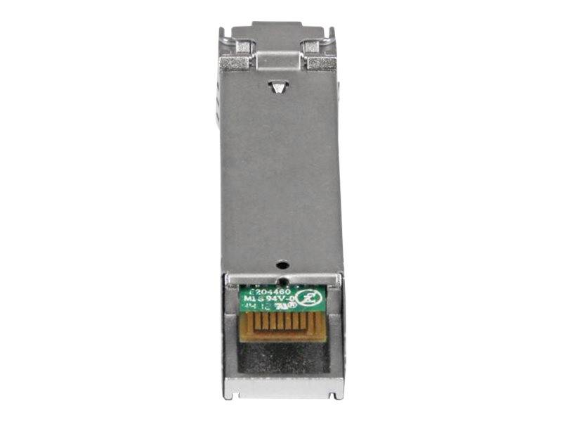 Nahaufnahme eines kleinen metallischen Computer-/Netzwerk-Hardware-Moduls oder Transceivers mit einem Goldstecker an einem Ende auf weißem Hintergrund.