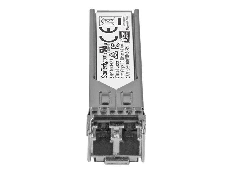Nahaufnahme eines silbernen StarTech.com SFP-Transceiver-Moduls mit einer Lasche, gezeigt auf einem weißen Hintergrund.